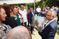 Cyrille Melchior présente au public un tableau