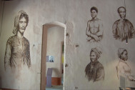 Mur intérieur du Lazaret N°1 avec un grand portrait à gauche d'un engagé indien et à droite 4 portraits d'engagés dont une femme