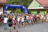 les coureurs prennent le départ de la course du 20 décembre, trail de la Liberté à Hell-Bourg Salazie