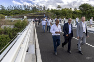 Patrick Dorla  conseiller départemental, Cyrille Melchior Président du Département, Olivier Tainturier Sous-préfet de Saint-Paul, traversent à pieds l'ouvrage d'art long de 101 mètres