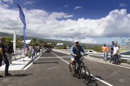 Un habitant du quartier traverse à vélo pour la 1ère fois le pont reliant Sans-Souci à la Plaine Saint-Paul
