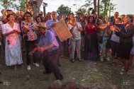 Firmin Viry chanteur réunionnais de maloya danse au son du kayamb de Cyrille Melchior, devant le public enthousiaste