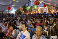 Le public attentif aux spectacles dans les jardins de la Villa