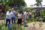 Marie-Lyne Soubadou, le principal du Collège de la Marine Laurent Mussard, l'équipe pédagogique et les élèves au milieu des plantes du jardin