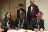 signature de l'accord-cadre entre le Directeur de la marque "La Réunion des Talents" Jean-Pierre Nallac et le vice-Président du Département de La Réunion délégué à l'agriculture Serge Hoareau