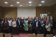 les participants à la table ronde posent pour la photo de groupe