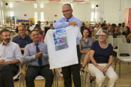 le Président du Département montre le t-shirt imprimé pour l'occasion