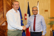 Olivier Duhagon directeur régional d'EDF et Cyrille Melchior Président du Département Réunion, se serrent la main