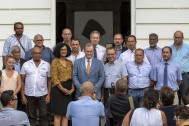 Photo de tous les signataires de la "charte pour une restauration collective publique responsable" sur le parvis de la Préfecture.