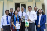 Une délégation du Rotary Club de Saint Denis Bourbon pose en compagnie de la Haut-Gouverneur du district Océan Indien du Rotary Shelly Oukabay et des représentants de la collectivité départementale