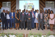 S.E.M. Hamada Madi, Secrétaire général de la COI, M. Patrice Talla, représentant de la FAO pour les îles de l’Indianocéanie, M. Ibrahim Bamba, représentant du FIDA et M. Daniel Gonthier, Vice-Président au Conseil départemental et Maire de Bras-Panon et les participants à la rencontre sur la sécurité alimentaire et nutritionelle en Indianoceanie