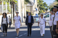 les officiels défilent dans la rue