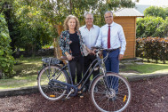 Nadège Baret, de la Rivière Saint-Louis, gagnante du 1er prix de la loterie organisée sur le stand du Sidélec au Salon de la Maison : un vélo électrique 7 vitesses