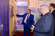 Le Président du Département et les officiels visitent l'exposition à la Villa du Département