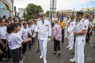 Le Préfet a salué chaque collégien présent, à l'issue de la cérémonie