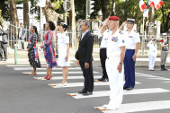 Les officiels devant le monument aux morts