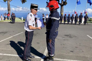 un sapeur-pompier reçoit une distinction