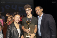 Sergio Erapa Conseiller départemental et Elodie Boyer présidente du Conseil départemental des Jeunes entourent Lucas du collège Adrien Cadet, lauréat du concours de SLAM 2019