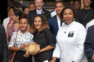 Vainqueur dans la catégorie "jeunes" , Laeticia Jeanjean pose avec sa soeur, et Béatrice Fabignon organisatrice du Trophy Table Art