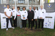 Photo de groupe du jury et des invités, de Gauche à droite, Daniel NARCISSE, Ambassadeur pour la 3ème escale à la Réunion, Stéphane GUENAUD, Argentier au Palais de l'Elysée, Malia METELLA, Ambassadrice pour la Guyane, Béatrice FABIGNON, Fondatrice du Trophy Table Art, Emmanuel FOURNIS, Ambassadeur France de la fondation Paul BOCUSE, Djoe DUNOYER,Responsable logistique concours et David PALANQUE, Barman de l'Hôtel Martinez de Cannes