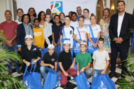 des cadeaux ont été offerts aux 20 jeunes du collège Marcel Goulette vainqueur du challenge sportif des collèges et qui seront du voyage à Maurice pour assister aux Jeux des Iles 2019 !
