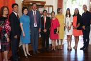 Daniel Gonthier avec la délégation chinoise devant la Villa du Département