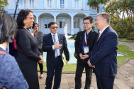 Béatrice Sigismeau, vice-Présidente du Département de La Réunion aux Affaires culturelles, accueille les représentants de la délégation chinoise