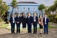 photo de groupe devant la Villa du Département