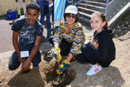 Claudette Grondin, vice-présidente déléguée à l'environnement et deux collégiens plantent un mahot