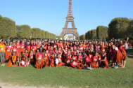 Les coureuses posent devant la Tour Eiffel, déguisées en amérindiennes