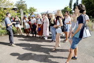Groupe d'étudiants dans le jardin de mascarin attentif aux explications d'un guide
