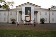 Portrait de Jacques Chirac sur la façade du Muséum
