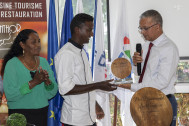 Le Président du Conseil départemental remet son trophée à 1er lauréat du Prix de l'Excellence