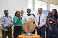 En Bois de tamarin et pierre de lave, le trophée a été réalisé par Régis et Marie‑Christine Mathis