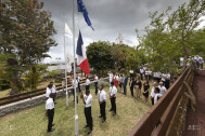 Lever des drapeaux par les volontaires de la promotion 20