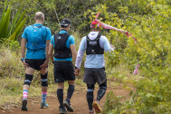 3 marcheurs qui descendent le sentier