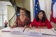 Signature de la Convention Cadre de partenariat relative à la prévention et à la lutte contre les violences conjugales par Marlène Schiappa représentant l’Etat et Nassimah Dindar le Conseil départemental