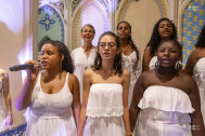 Chorale et chants lyriques dans la chapelle pointue.