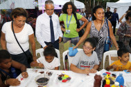 Les enfants participent à des ateliers 