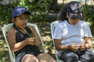 deux jeunes filles participent à un atelier de tressage