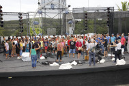 La scène du Teat Plein Air avec Danyèl Waro et les enfants du concert