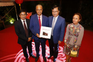 le Président du Département,  le Président de la FAC, M. Daniel THIAW-WIN-KAI, le Consul Général de Chine, M. CHEN ZHIHONG et Mme Baillif pour le livre Boutik sinoi lontan