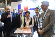 La ministre des Outre-mer sur le stand de l'Odeadom pour la signature d'un accord avec le Cirad dans le cadre de l'initiative 4 pour 1000