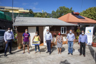 Les élus et la famille Grondin devant leur maison