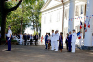 Devant le Muséum, les officiels et les militaires