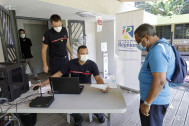 Un patient devant les pompiers du centre de vaccination ambulatoire de l’espace Reydellet