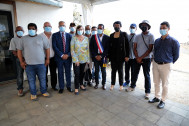 Photo groupe avec Cyrille MELCHIOR, Président du Conseil Départemental et Bruno DOMEN, Le Maire de St-Leu et Sylvie CENDRE, sous-préfète de St-Paul, Béatrice SIGISMEAU, Vice-Présidente déléguée aux Affaires culturelles et Insertion et les sauniers du Musée du Sel